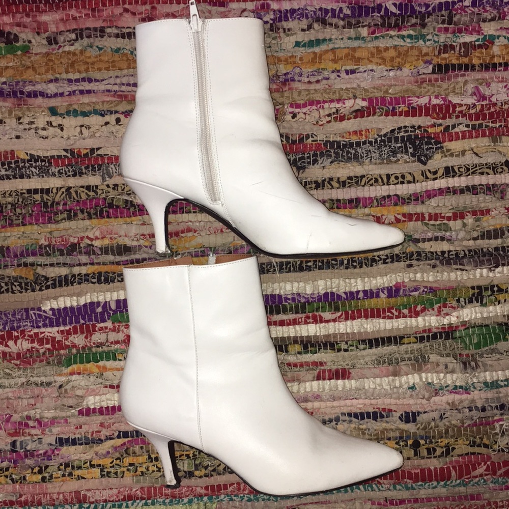 Charlotte Rousse Size 8 White Booties